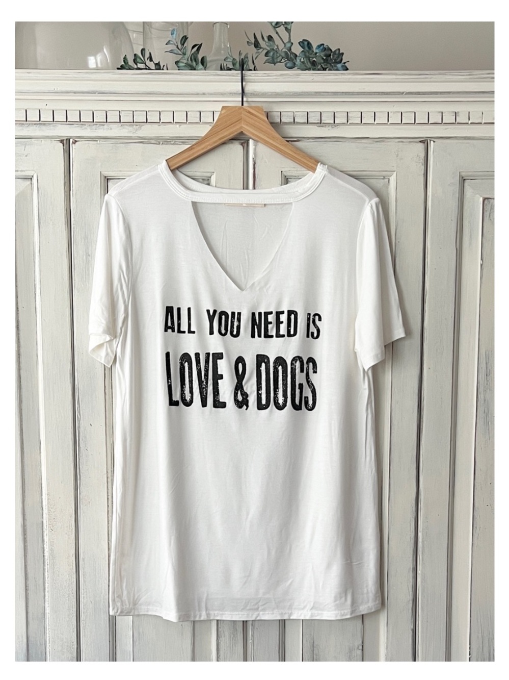 🟠NWT VINE & LOVE Short Sleeve “Love & Dogs” Tee in White